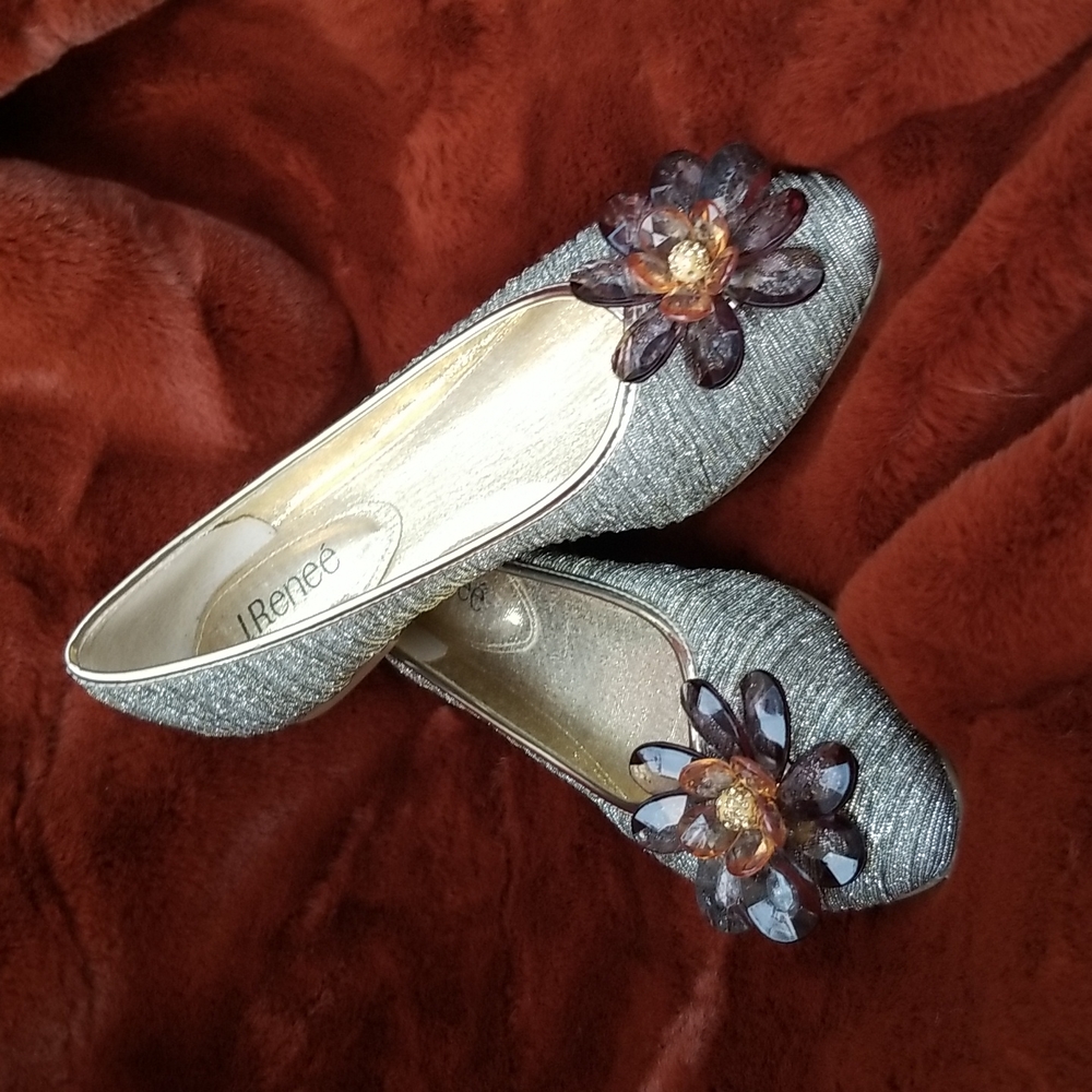 SIZE 7M J.Renee FLAT GOLD/SILVER SHOES